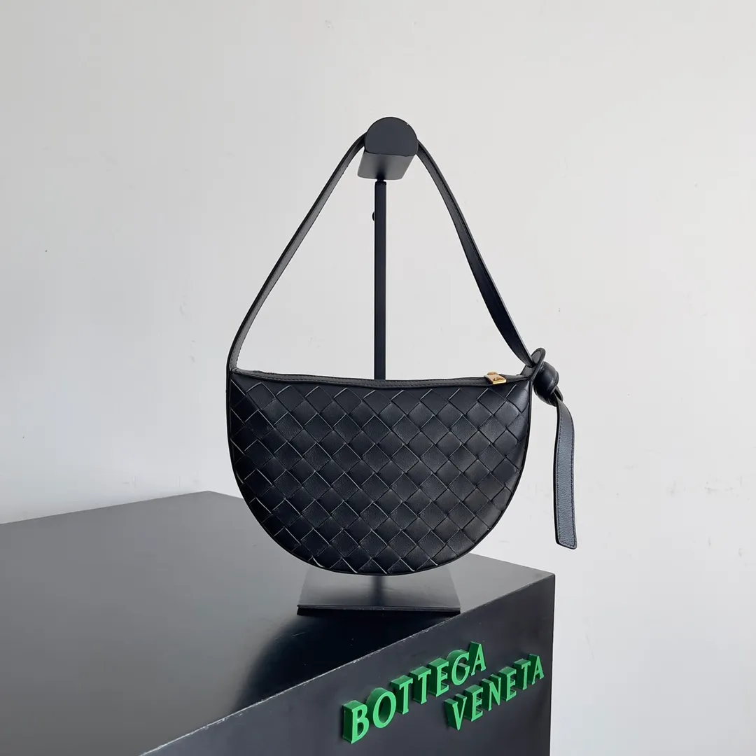 Batch 1460 BV mini sunrise is a bag you have to look at, cow woven crescent bag, classic weaving with knot elements, wide braided shoulder straps suitable for sisters with narrow shoulders, no weight at all when carried under the armpits, no pressure at all to carry mobile phones, lipstick 💄Powder powder, refreshing combination for summer outings, light, easy to use and good-looking, the bag can be adjusted🫶 Style number: 763747 Size: 23*15*4cm